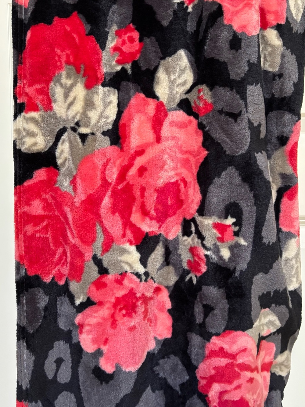 Betsey Johnson Ultra Soft Plush Throw - Picture 4 of 5